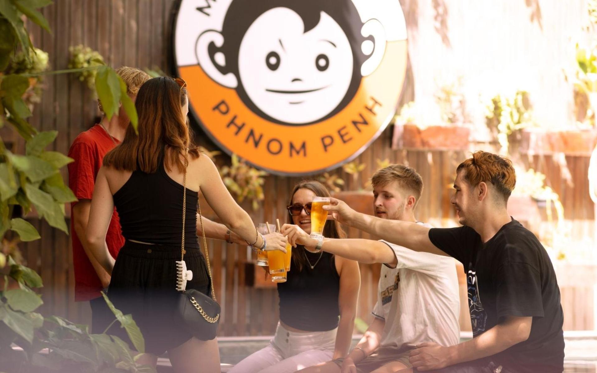 Mad Monkey Hostel Phnom Penh Exterior foto