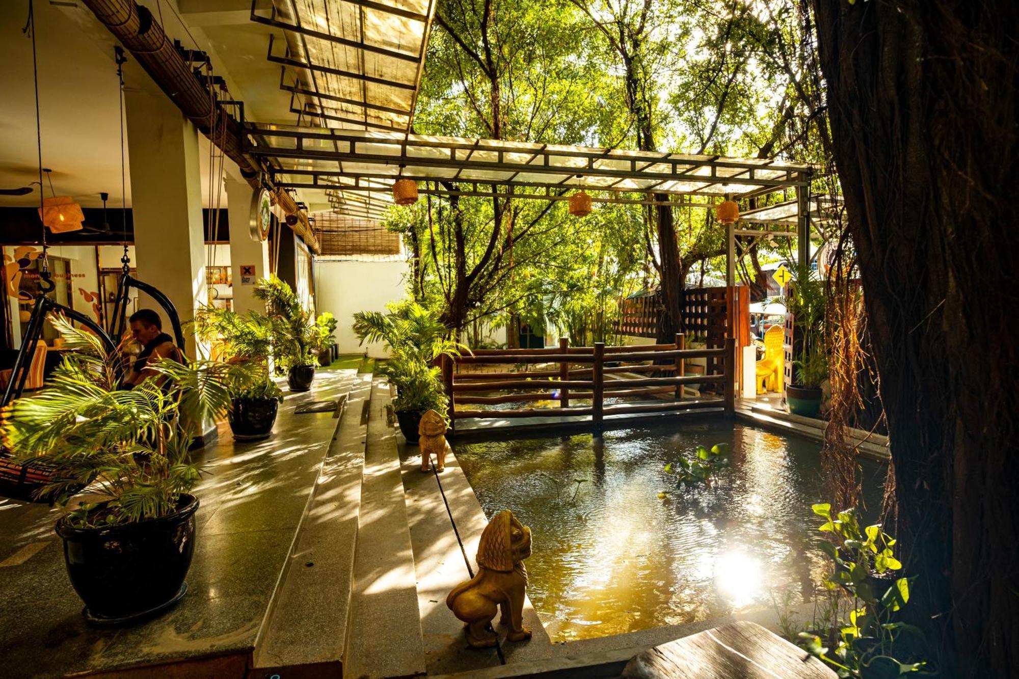 Mad Monkey Hostel Phnom Penh Exterior foto